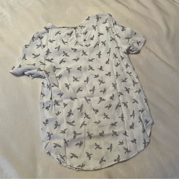 ✨2/$10✨ H&M White Bird Blouse - Picture 3 of 5